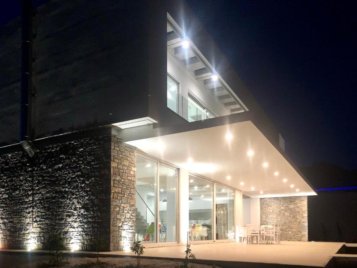 Kuro Beach House - Oceanfront Luxury & 25M Pool Achlia Екстериор снимка